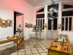 Mi-lapin, mi-souris, Arturo se décline en tailles, matières et humeurs différentes dans l’exposition de Zahraa Hammoud à Zico House. Photo Rayanne Tawil/L'Orient-Le Jour