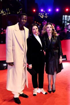 Danielle Arbid, Amine Benrachid et Hiam Abbass posent sur le tapis rouge lors de la cérémonie d’ouverture de la 76e Berlinale – Festival international du film de Berlin, à Berlin (Allemagne), le 12 février 2026. Photo Reuters