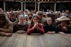 Agnès (Jessie Buckley) à une représentation de "Hamlet", dans une scène de "Hamnet".
Photo Agata Grzybowska © 2025 Universal Pictures