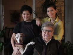 Walid Mouzannar surrounded by his daughter Alia and his grandson Nicolas. (Credit: João Sousa/ L'Orient-Le Jour)