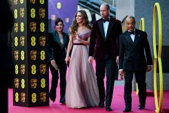 La princesse Catherine de Galles et le prince William de Galles, accompagnés de Jane Millichip, PDG de la British Academy of Film and Television Arts, et de Ken Olisa, lord-lieutenant du Grand Londres, aux Bafta British Academy Film Awards au Royal Festival Hall, le 22 février 2026. Photo Jaimi Joy/AFP