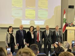 De gauche à droite : Marion Eynard, directrice intérimaire de l’Institut français du Liban; M’hammed Grine, président du Groupe des Ambassadeurs francophones (GAF) de Beyrouth et ambassadeur du Royaume du Maroc au Liban ; Rima Abdul Malak, directrice du groupe de presse "L’Orient-Le Jour"; Ghassan Salamé, ministre de la Culture; Lévon Amirjanyan, représentant de l’Organisation internationale de la Francophonie (OIF) pour le Moyen-Orient et Jean-Noël Baléo, directeur régional Moyen-Orient de l’Agence universitaire de la Francophonie (AUF) lors de la conférence de presse de lancement du Mois de la Francophonie 2026 à la Bibliothèque nationale. Photo L'OLJ