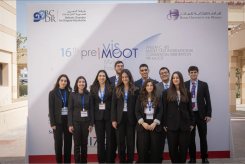 L’équipe de l’USJ, lauréate de la compétition Middle East Vis Pre-Moot. Au premier rang : Céline Souaïby (coach USJ), Théa Daaboul, Stéphanie Khalil, Naï Layoun, Iman Labban et Nour el-Khatib. Au deuxième rang : Marc Bassil, Jad Saad, Julien Maalouf (coach USJ) et Malek Mneimné. 