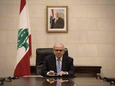 Le gouvernement interdit toutes les « activités militaires » du Hezbollah et permet le recours à la force pour le désarmer