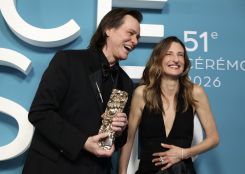 Jim Carrey avec son César d'honneur et la présidente de la soirée, Camille Cottin. Photo AFP