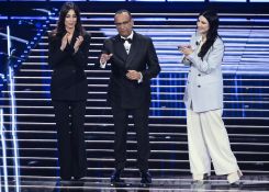 Claudia Cardinaletti, Carlo Conti et Laura Pausini s'offrent, dès le début, une pause pour rendre hommage aux enfants des pays en guerre. Photo Rai Uno