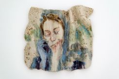 « Fold V », 2025, céramique émaillée, 32,5 × 35,5 × 6 cm. Avec l’aimable autorisation de l’artiste et de la galerie Sfeir-Semler