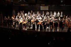Toute la distribution et l’Orchestre des Jeunes de Yerevan saluant le public à la fin de la représentation de Gianni Schicchi, à l’Auditorium Emile Bustani. Photo Nabil Ismaïl/Festival al-Bustan