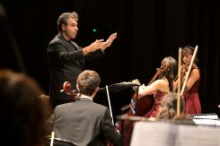 Sergey Smbatyan dirige l’Orchestre des Jeunes de Yerevan avec une gestuelle ample et précise. Photo Nabil Ismaïl