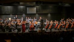 Vue générale de la scène au Festival al-Bustan : les sœurs Choi en solistes face à l’Orchestre des Jeunes de Yerevan, sous la direction de Sergey Smbatyan. Photo Nabil Ismaïl