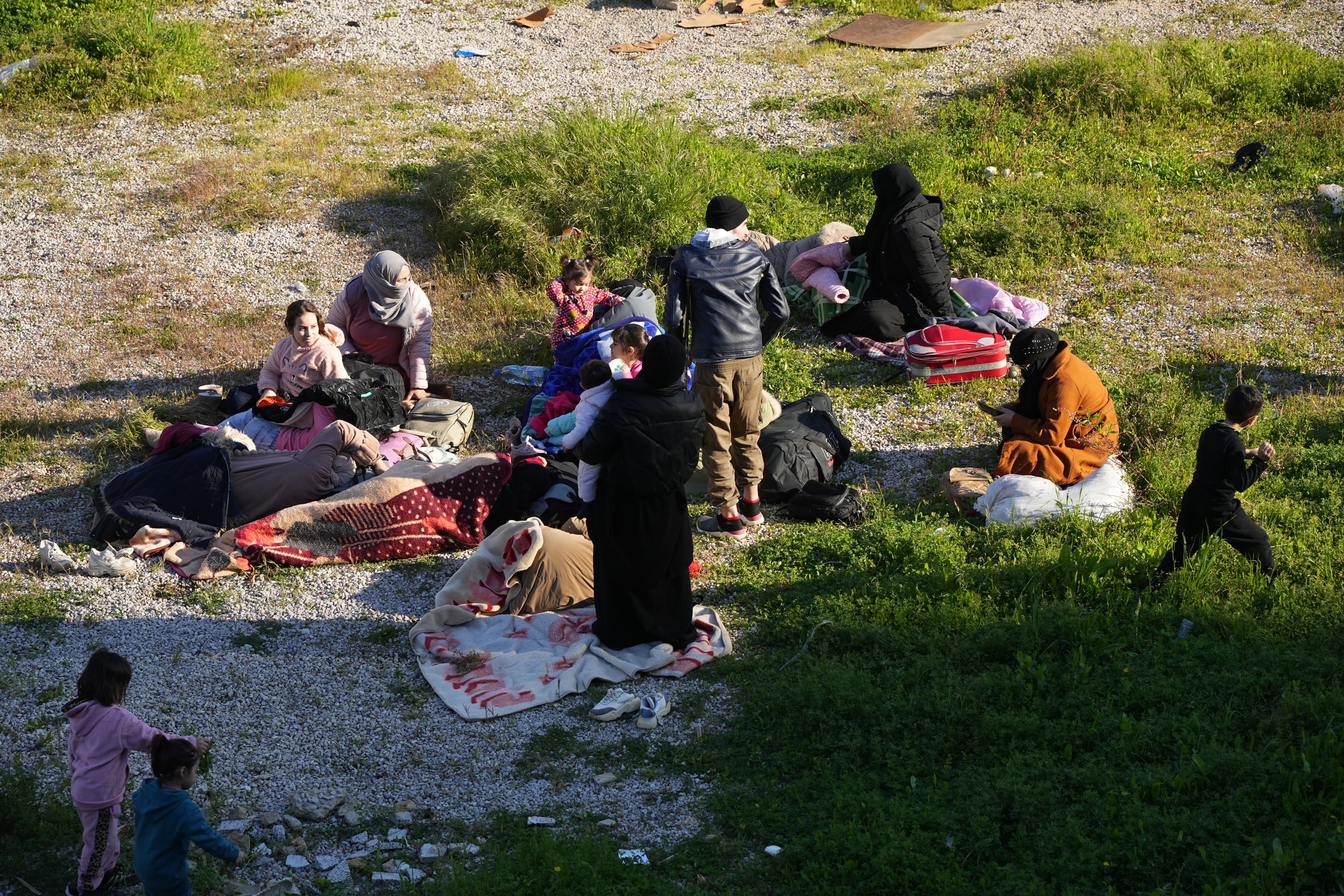 Plongés dans l'incertitude, les civils, premières victimes du conflit, n'ont d'autre option que de prendre leur mal en patience, sans abris, en attendant la suite des événements. Photo Mohammad Yassine/L'Orient-Le Jour