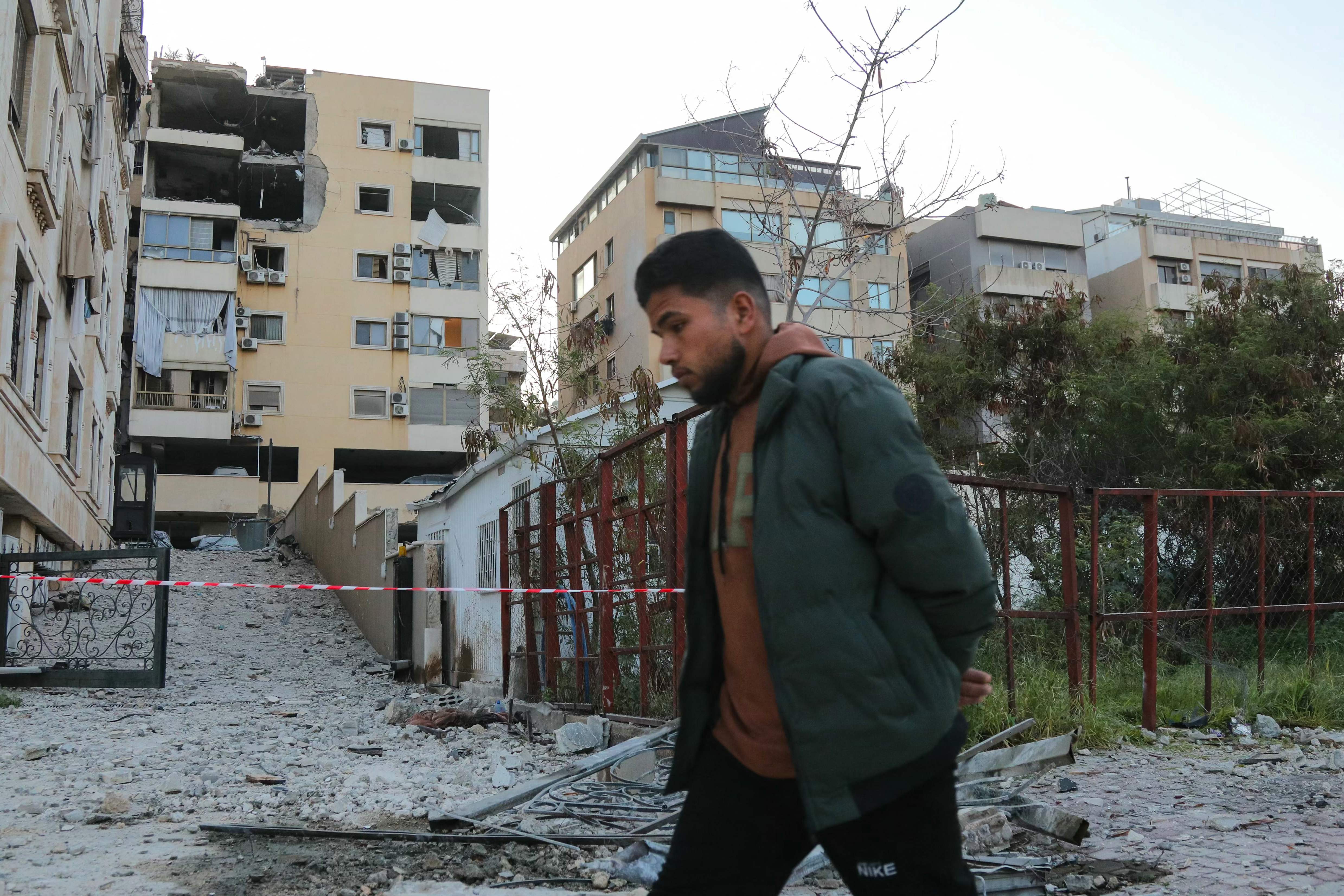 Sonnés, des habitants inspectent, aux premières heures de la matinée, les dommages dans les immeubles éventrés par les frappes israéliennes. Photo Ibrahim AMRO/AFP