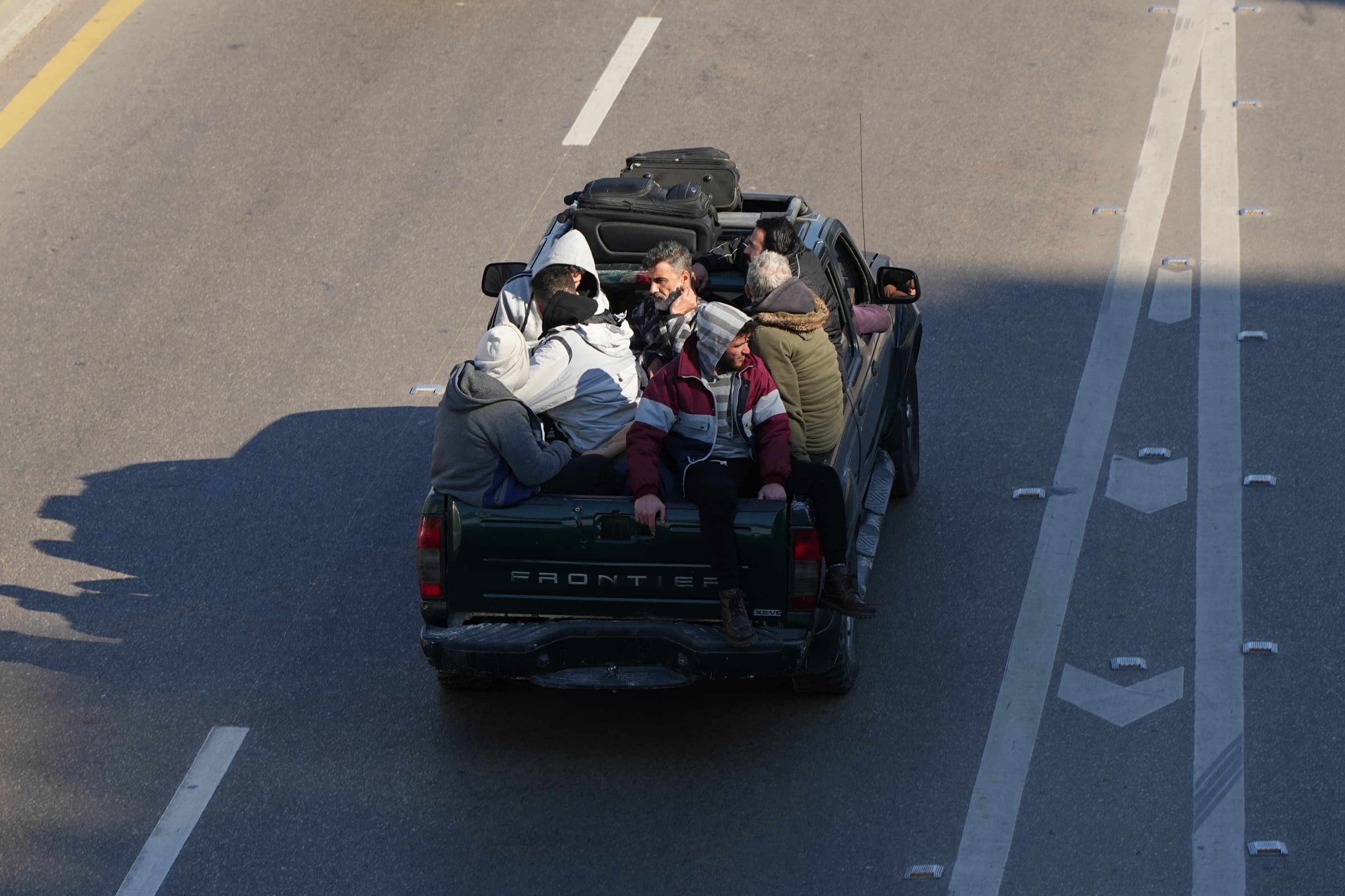 Some are crammed into pickup trucks, with a few belongings they managed to salvage in haste. (Credit: Mohammad Yassin/L'Orient-Le Jour)
