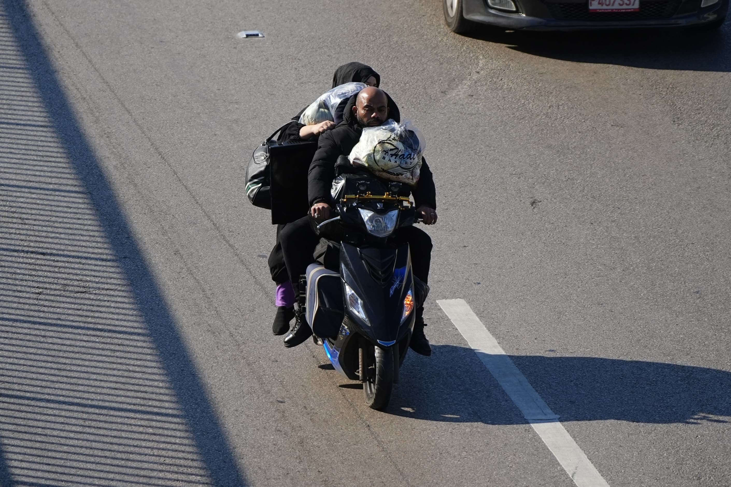 D'autres, moins fortunés, s'entassent à plusieurs sur une moto pour fuir la banlieue sud de Beyrouth. Photo Mohammad Yassine/L'Orient-Le Jour