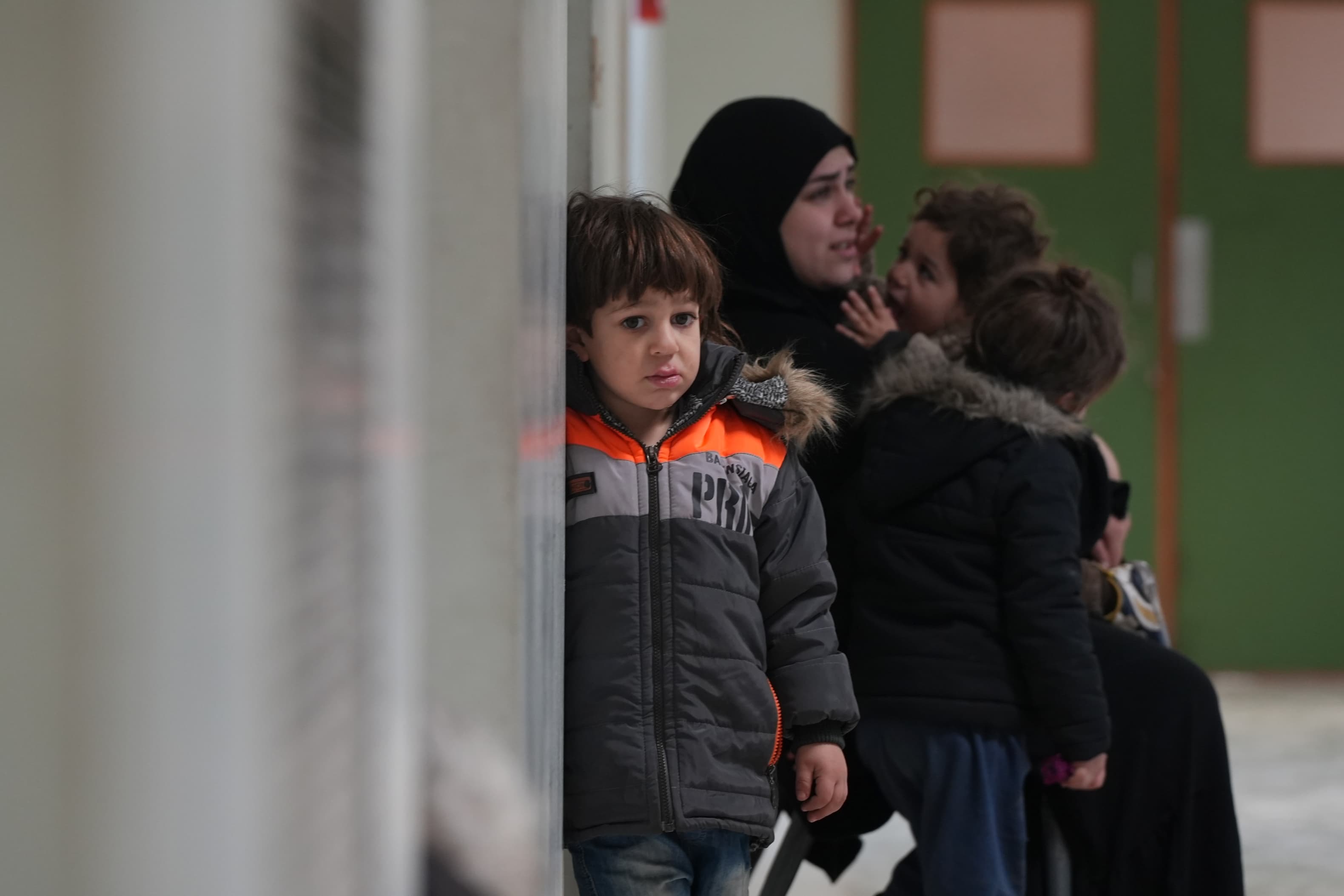 Déjà éprouvées par plus de deux ans de guerre, certaines familles doivent à nouveau trouver refuge dans des écoles qui ont ouvert leurs portes aux déplacés, un peu partout à Beyrouth. Photo Mohammad Yassine/L'Orient-Le Jour