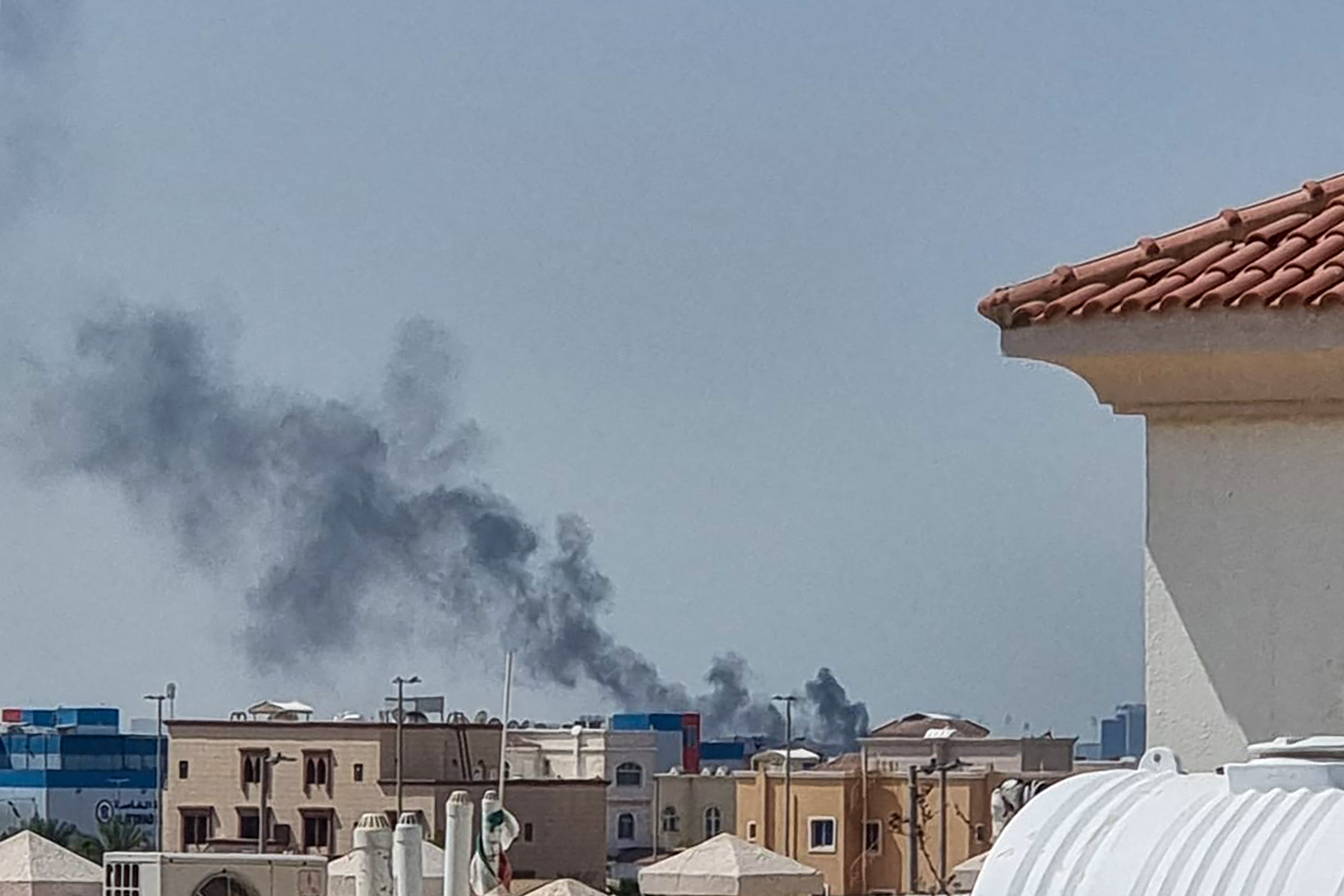 The Iranian response also targets Gulf countries hosting American military bases. Like here, in Abu Dhabi, where a civilian is killed by a missile fragment. Photo AFP