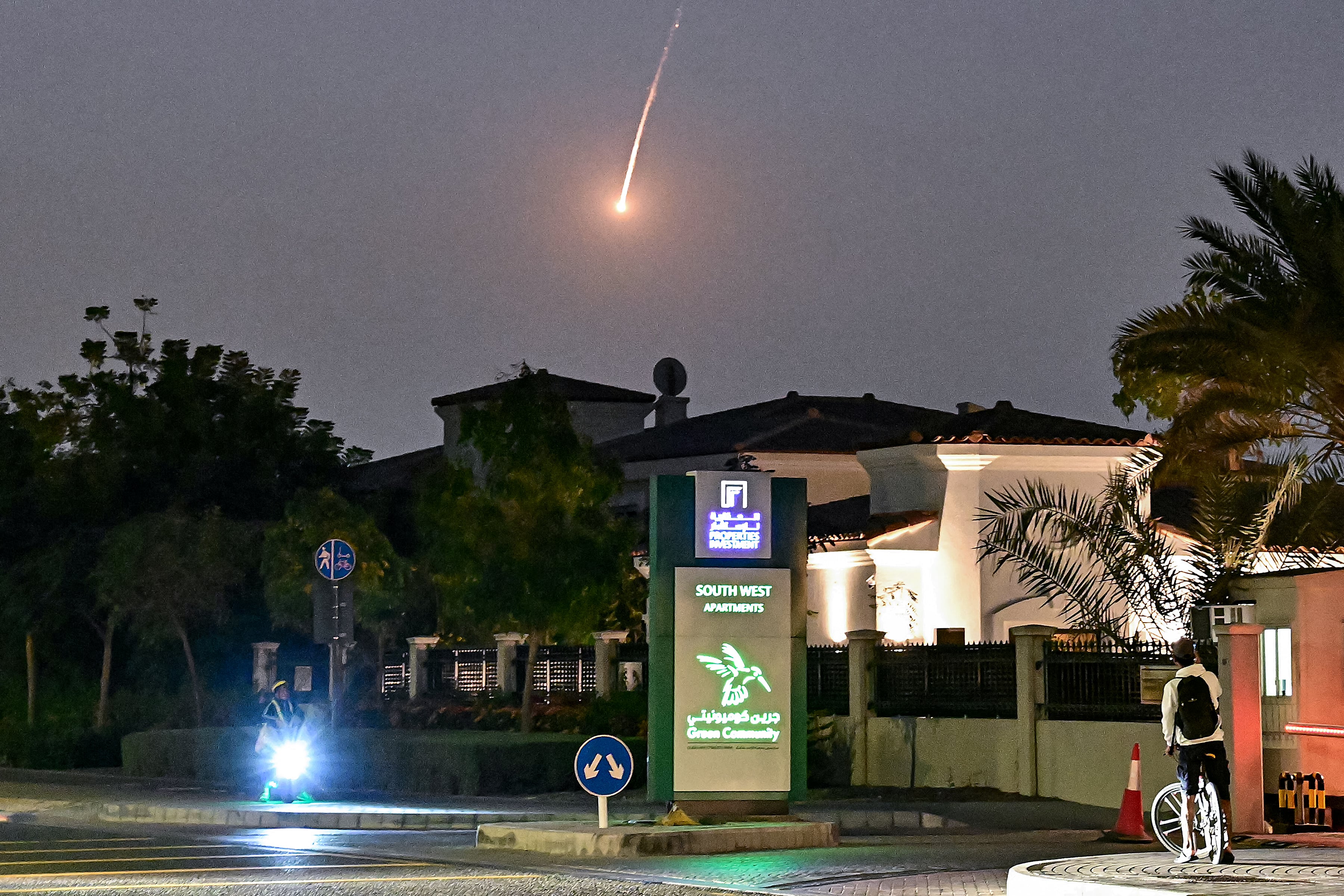 In Dubai...
Four people are injured following an incident at the city's international airport.
According to the Dubai Media Office, a drone was intercepted near the famous Burj Al Arab hotel, causing a "limited fire on the exterior facade" of the building. Photo AFP