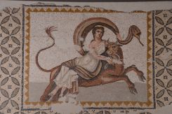 Mosaïque de « L’Enlèvement d’Europe » (IIe-IIIe siècle apr. J.-C.), Musée national de Beyrouth, présentée à l’Institut du monde arabe pour l’exposition « Byblos, cité millénaire ». Photo DGA
