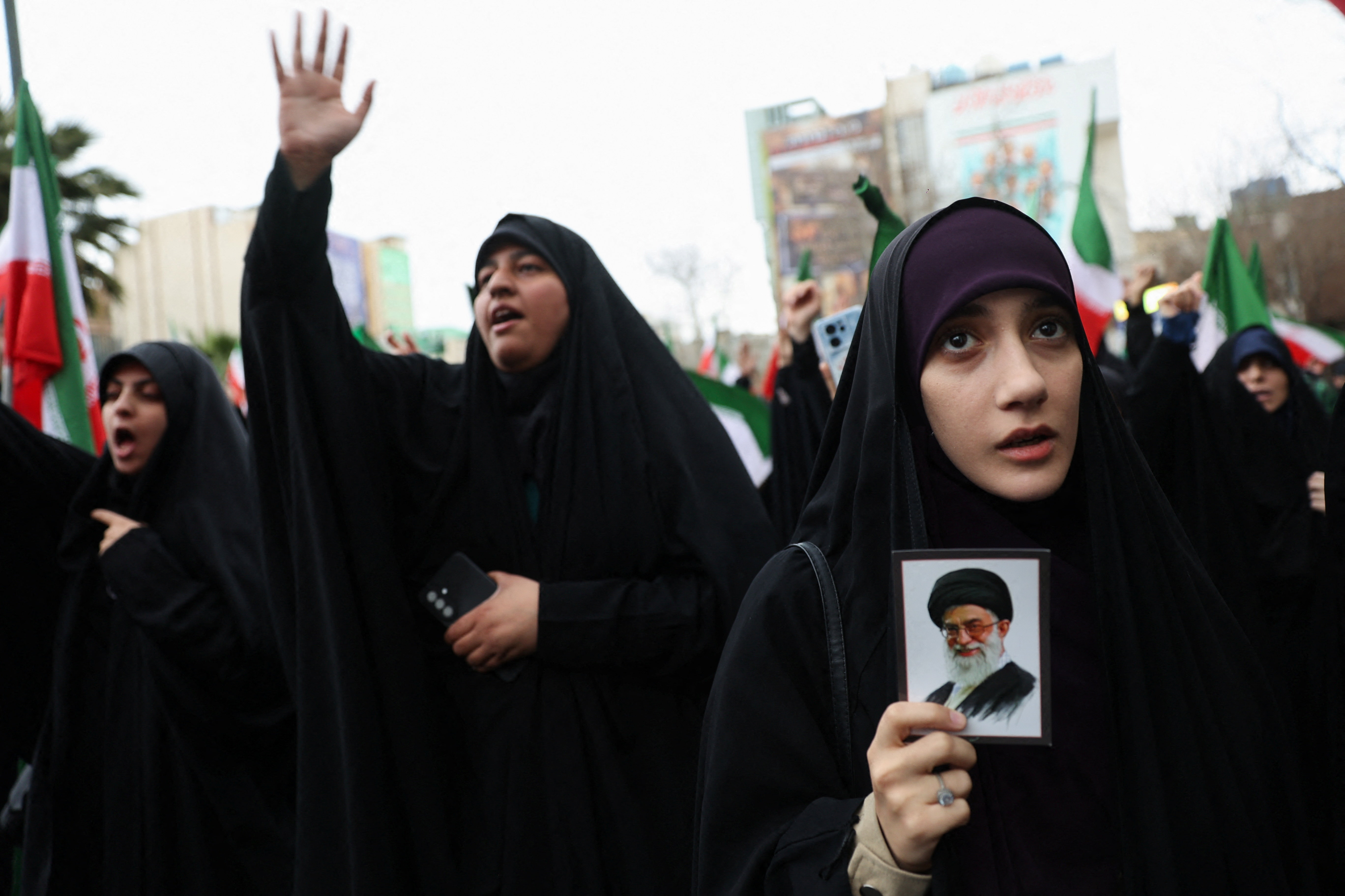 Which does not prevent some Iranians from demonstrating, in the streets of Tehran, in support of the regime. Majid Asgaripour/WANA via Reuters