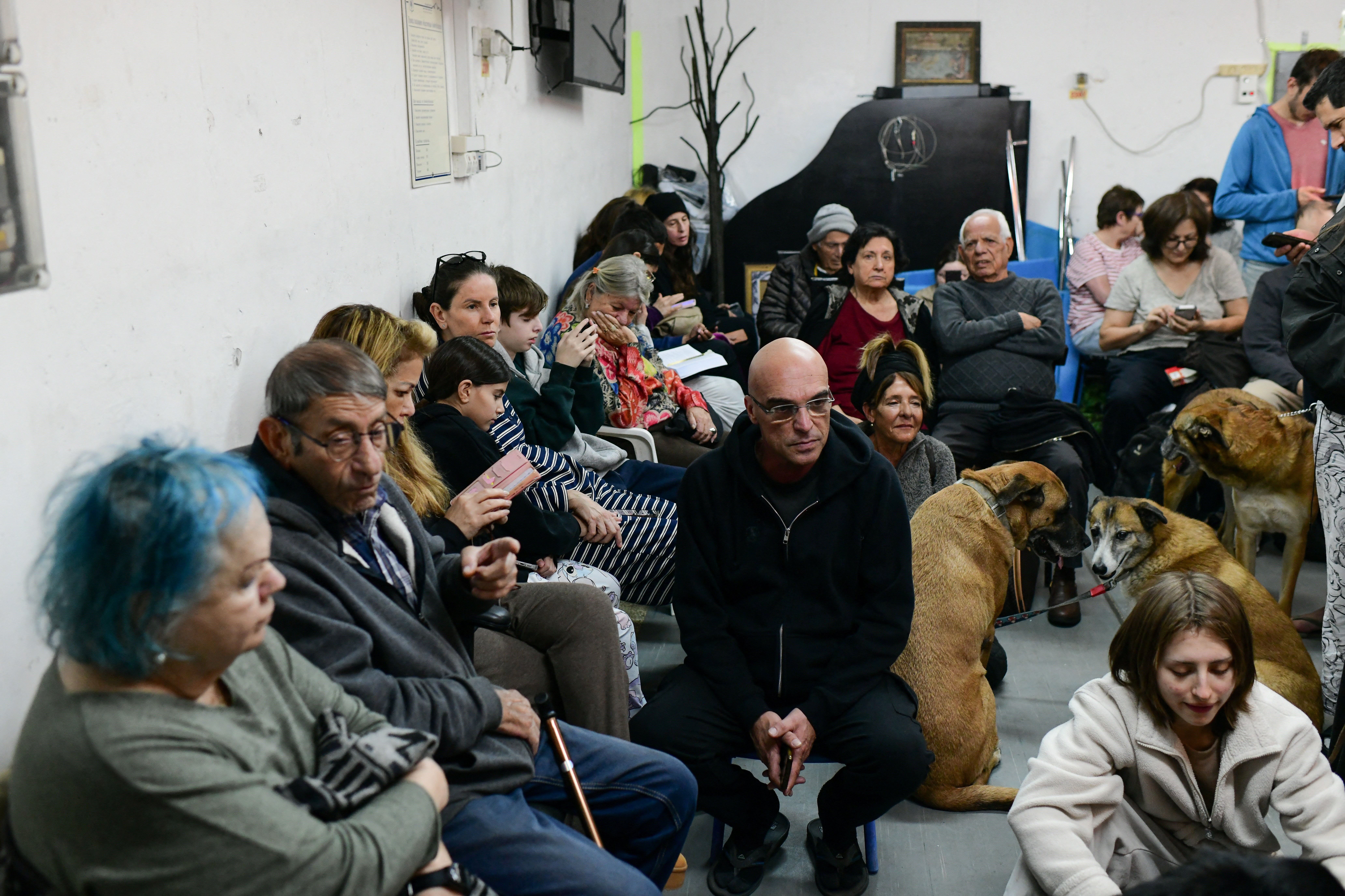 In this context, Israeli authorities are instituting a "special and immediate state of emergency" and are closing the airspace to civilian flights. Residents are being told to take shelter, as here in Tel Aviv, whenever a salvo of Iranian missiles is announced. REUTERS/Tomer Neuberg