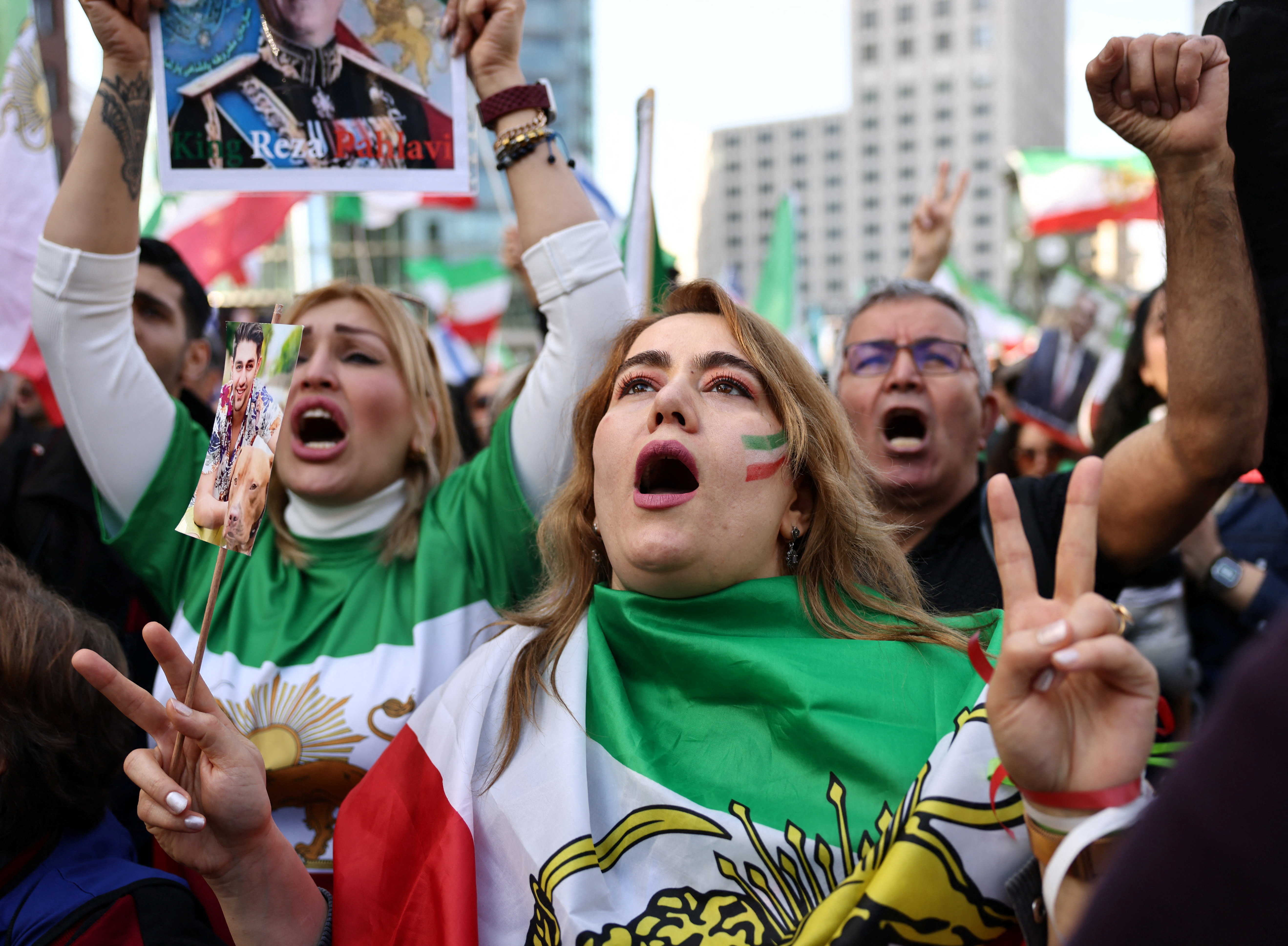 Tandis que d'autres, comme ces Iraniens à Berlin, manifestent pour la chute du même régime. REUTERS/Nadja Wohlleben
