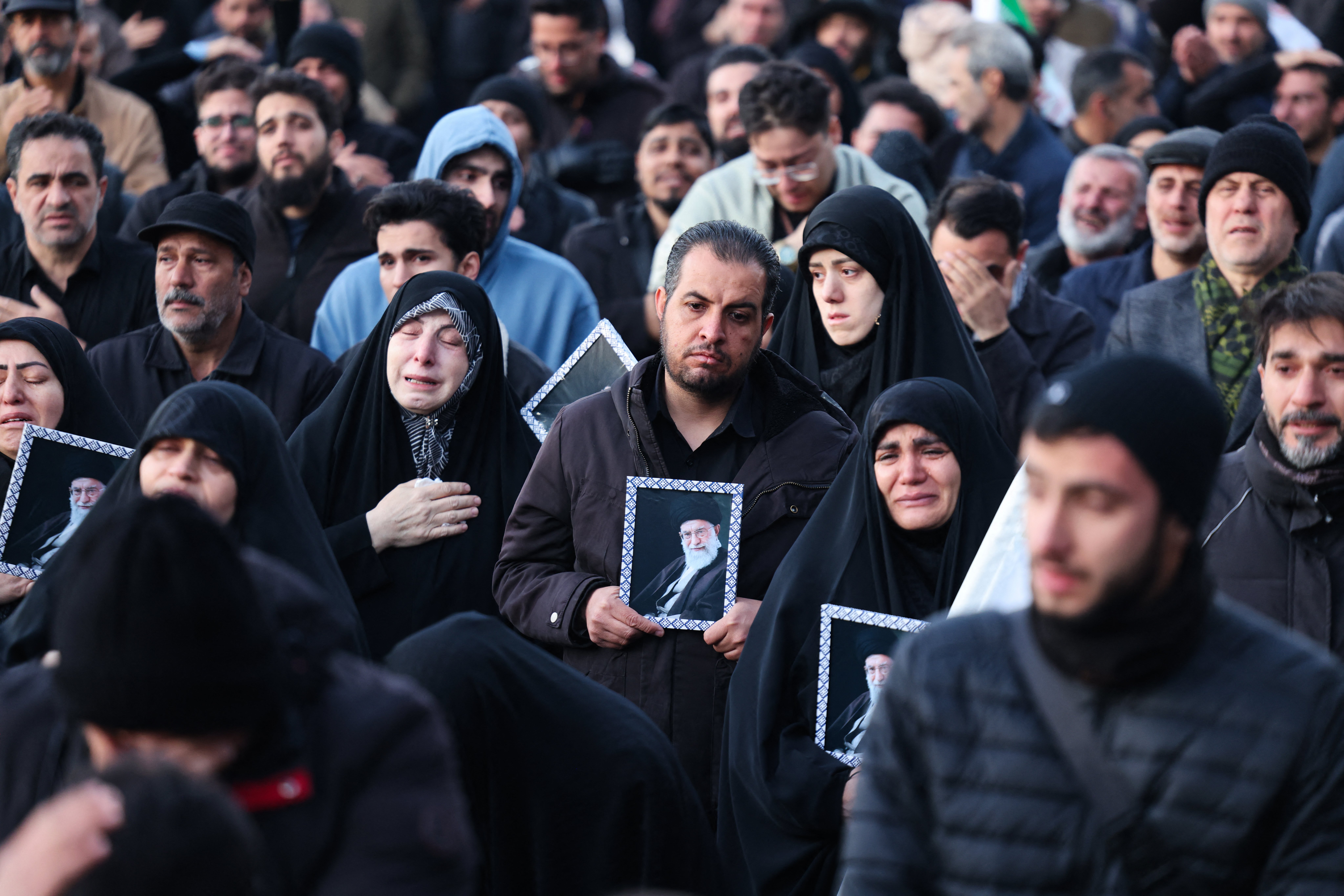 Le 1 mars, soit quelque 24 heures après le début de l'offensive américano-israélienne contre le régime iranien, des milliers d'Iraniens rendent hommage au guide à Téhéran. La transition est lancée, Donald Trump menace l'Iran d'une riposte militaire « sans précédent » en cas de représailles. Atta KENARE / AFP