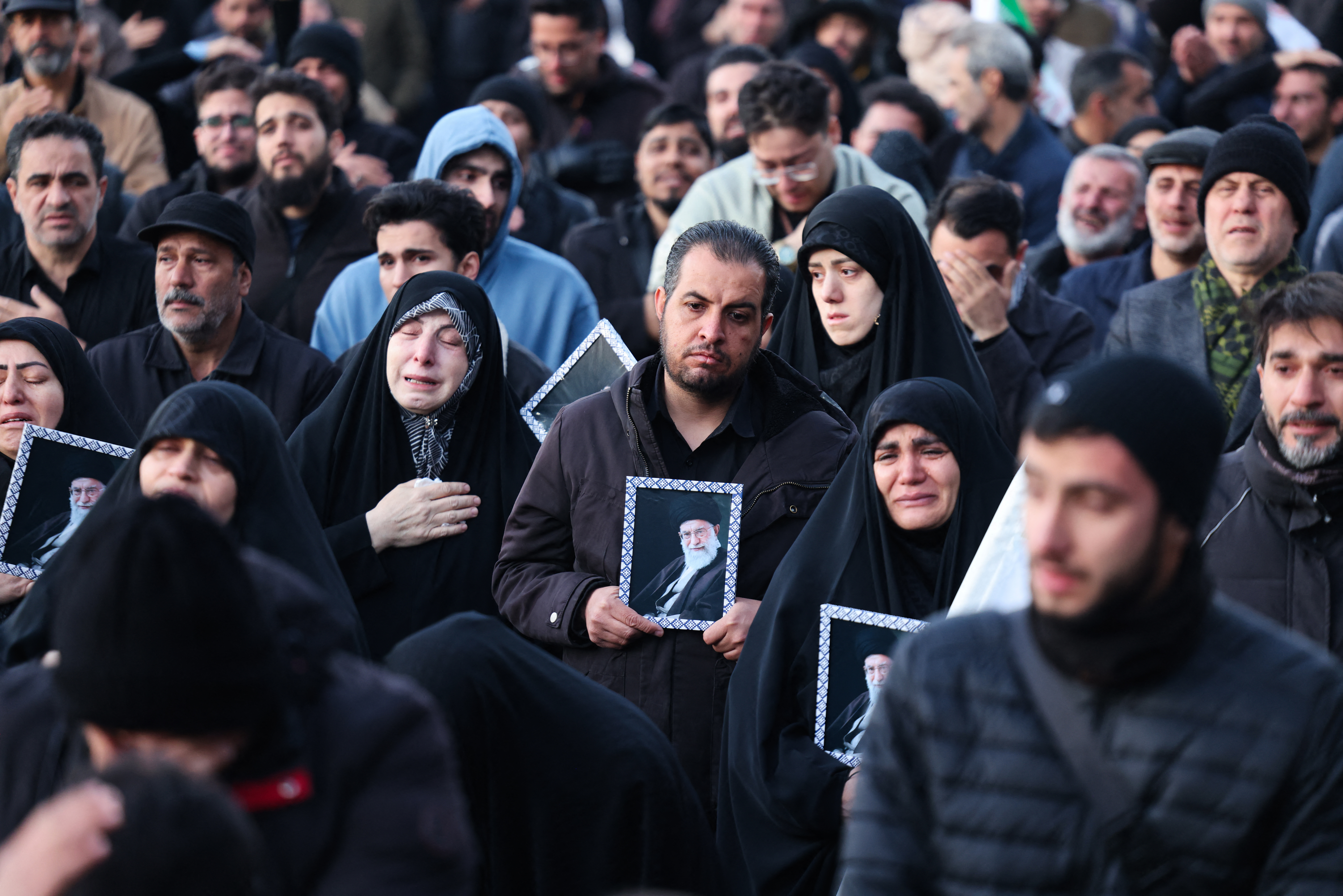 On March 1st, about 24 hours after the start of the American-Israeli offensive against the Iranian regime, thousands of Iranians pay tribute to the leader in Tehran. The transition is underway; Donald Trump threatens Iran with an “unprecedented” military response in case of retaliation. Atta KENARE / AFP