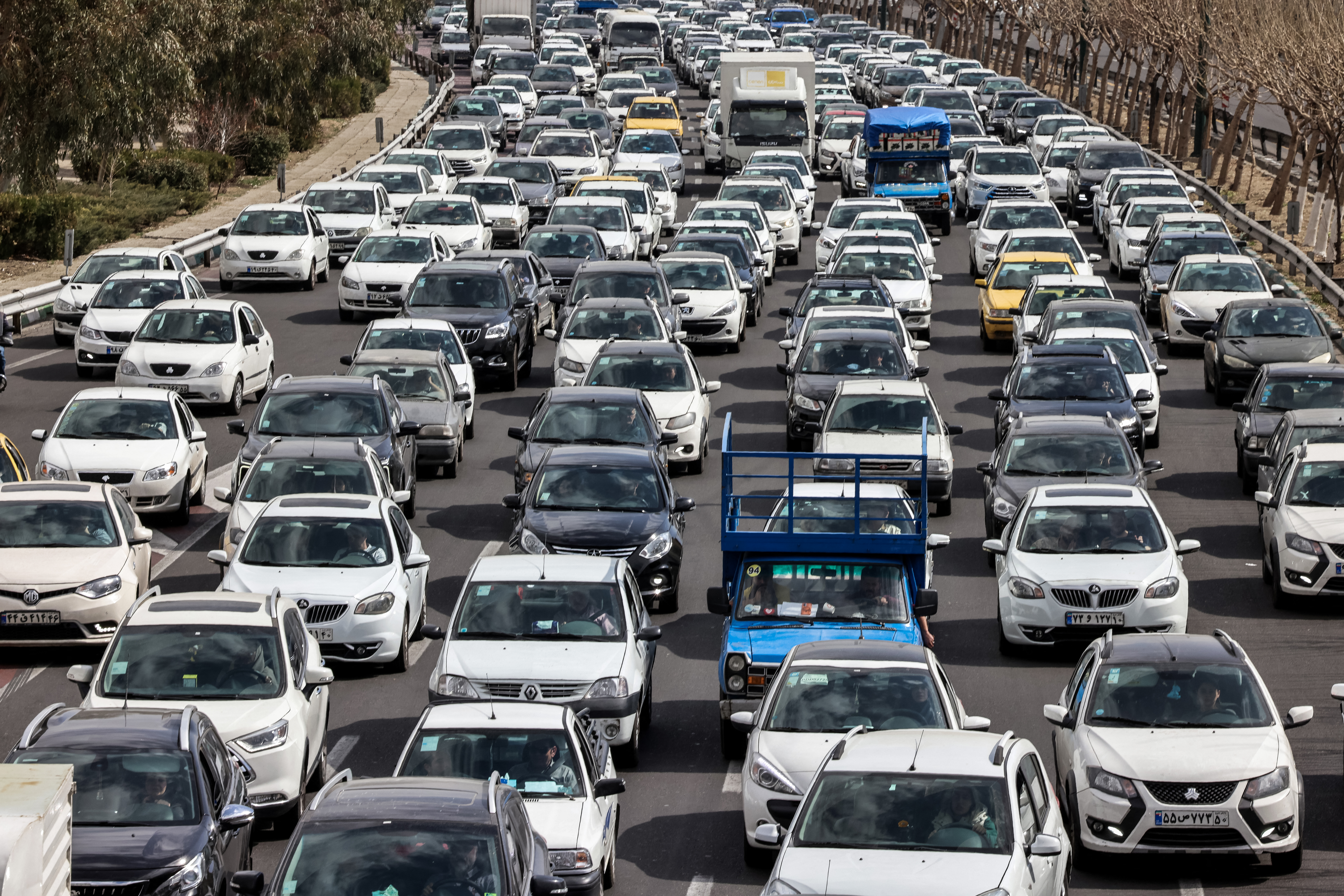 And those who can are fleeing the capital. In the evening, the Iranian government calls on the residents of Tehran to leave the city, through text messages sent to their phones. ATTA KENARE / AFP