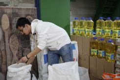 Charbel Toubia remplit des tasses de sucre au supermarché où il travaille à temps partiel, le 3 mars 2026. Photo Renée Robledo-Davis/L'Orient-Le Jour