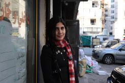 Maria Hanna, devant un supermarché, faisant des provisions de pain et de pâtes pour ses trois enfants, le 3 mars 2026. Photo Renée Robledo-Davis/L'Orient-Le Jour