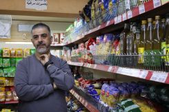 Rabih Lichaa, dans les allées de son supermarché, le 3 mars 2026. Photo Renée Robledo-Davis/L'Orient-Le Jour
