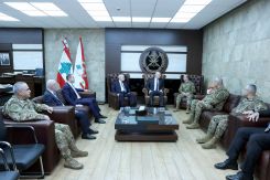 Le président Joseph Aoun à Yarzé entouré du ministre de la Défense, du commandant en chef de l'armée et de responsables militaires. Photo fournie par la présidence libanaise. 