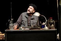 Jacques Maroun dans le rôle du chef du secteur. Photo Joe Khoury /Théâtre Le Monnot