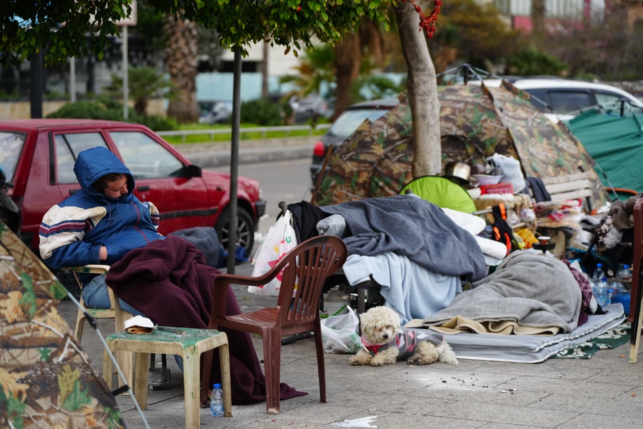On the same Corniche, tents have been set up for refugees. Here, a displaced person sleeps on a chair placed near a tent on March 7, 2026. (Credit: Mohammad Yassine / L’Orient Today)