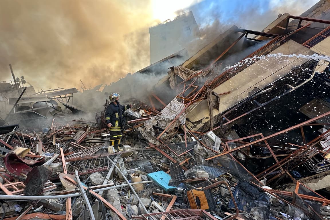 Un membre de la Défense civile tentant d'éteindre l'incendie après cette frappe. Photo Mohammad Yassine / L'Orient-Le Jour