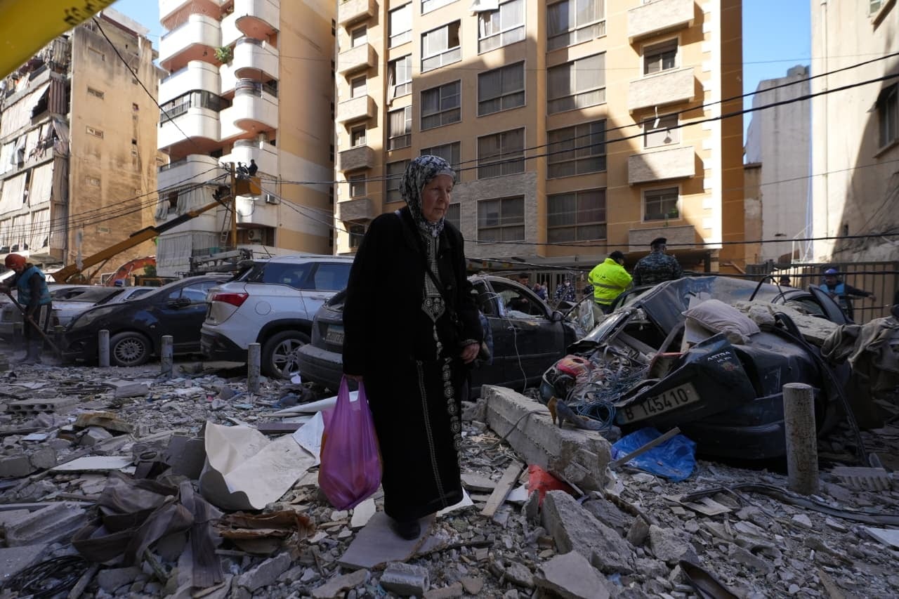 Et les habitants du quartier, contraints de marcher sur les débris pour quitter les lieux. Photo Mohammad Yassine / L'Orient-Le Jour