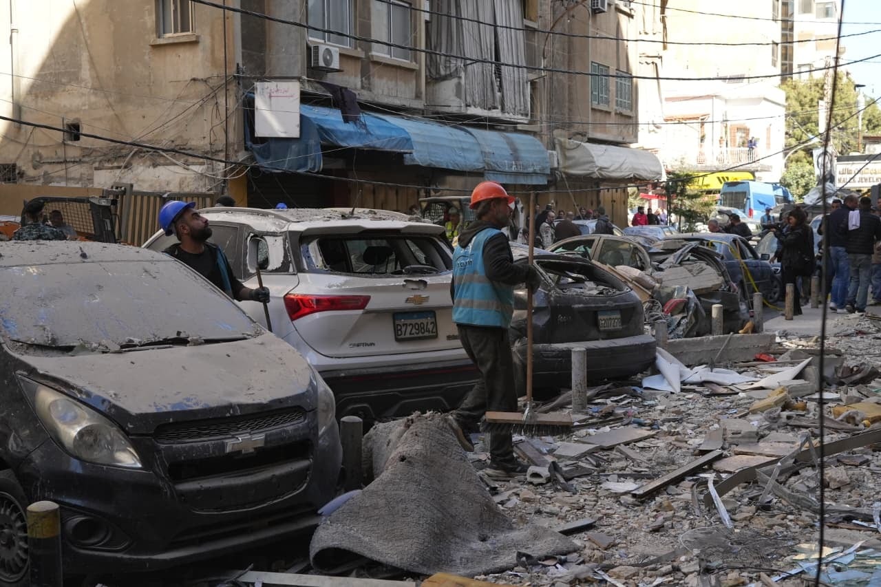 Dans la rue, certains s'emploient à déblayer les décombres. Photo Mohammad Yassine / L'Orient-Le Jour
