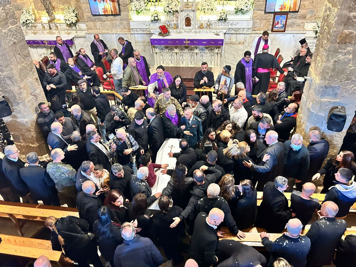 Funérailles à Qlayaa pour le père Raï tué par Israël, le pape pleure « un véritable berger »