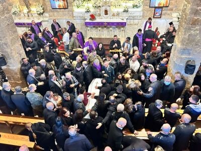 Funérailles à Qlayaa pour le père Raï tué par Israël, le pape pleure « un véritable berger »