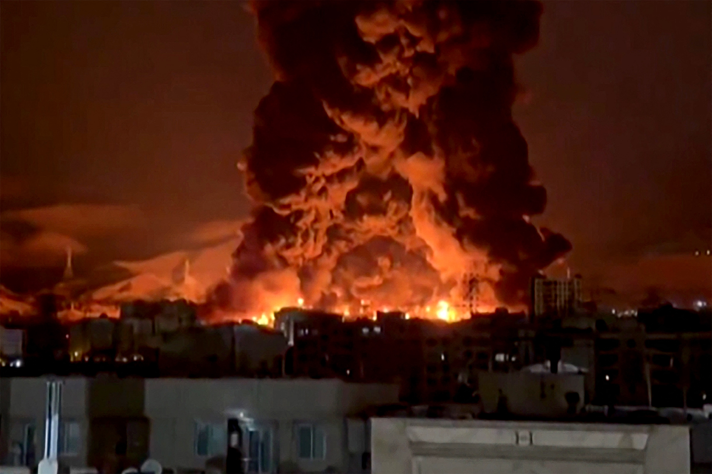 Un incendie dantesque. C'est ce qui a suivi des frappes, dans la nuit de samedi à dimanche, contre un dépôt pétrolier à Téhéran. Photo by UGC / AFP