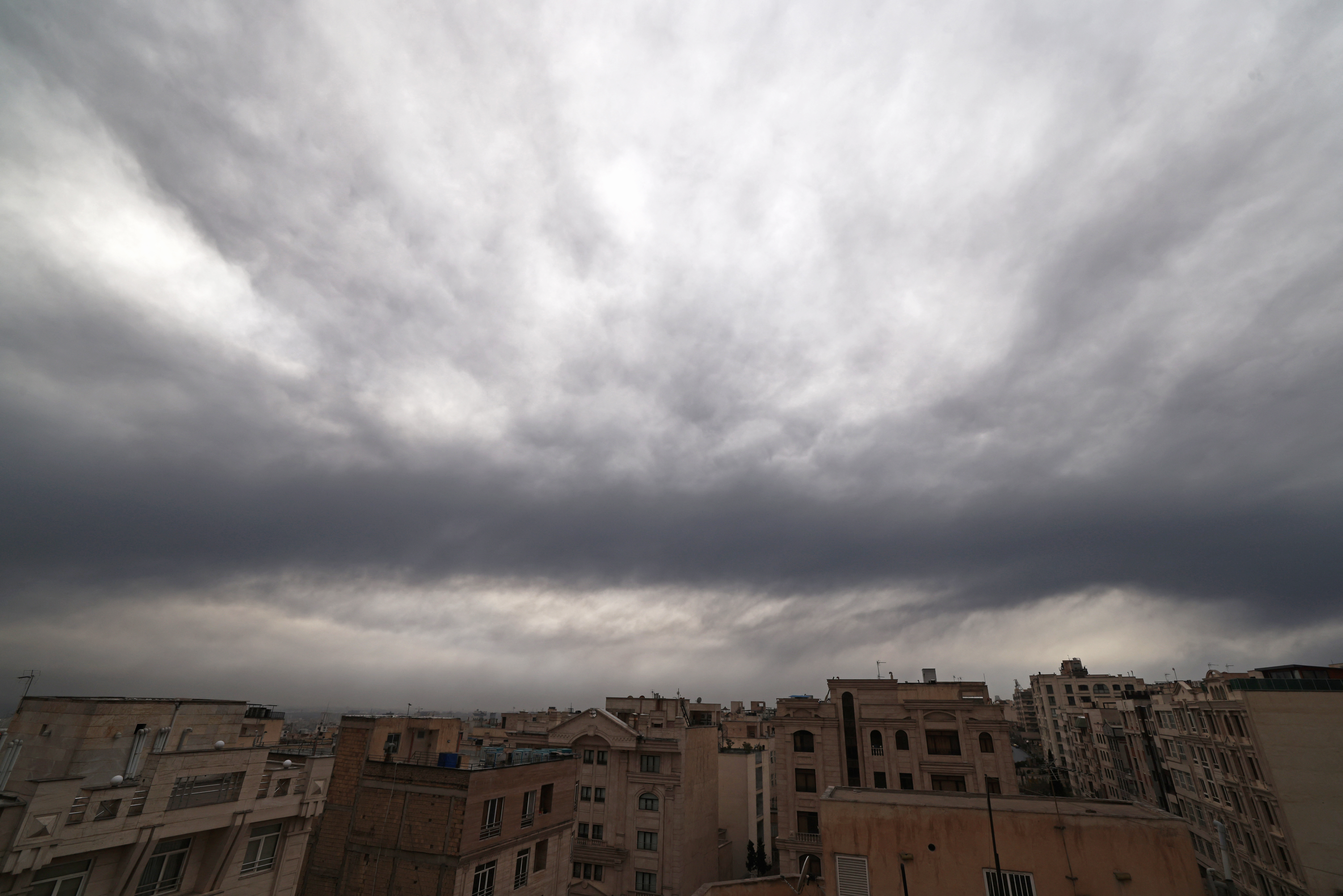 Un ciel de fin du monde, à Téhéran, ce dimanche. Photo Atta Kenare/AFP