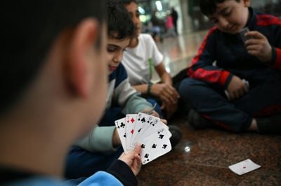 École, activités, routine : comment bien accompagner ses enfants en temps de guerre au Liban