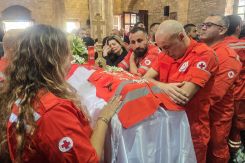 Des secouristes et la famille de Youssef Assaf lui rendent un dernier hommage, lors de ses funérailles à Tyr. Photo Kawnat HAJU / AFP