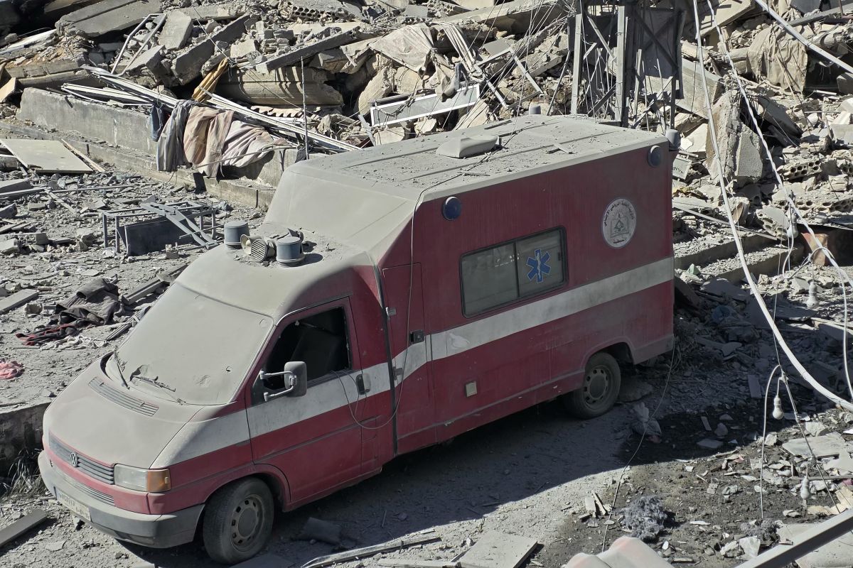 Lebanon receives 15 ambulances from Iraq to support public hospitals