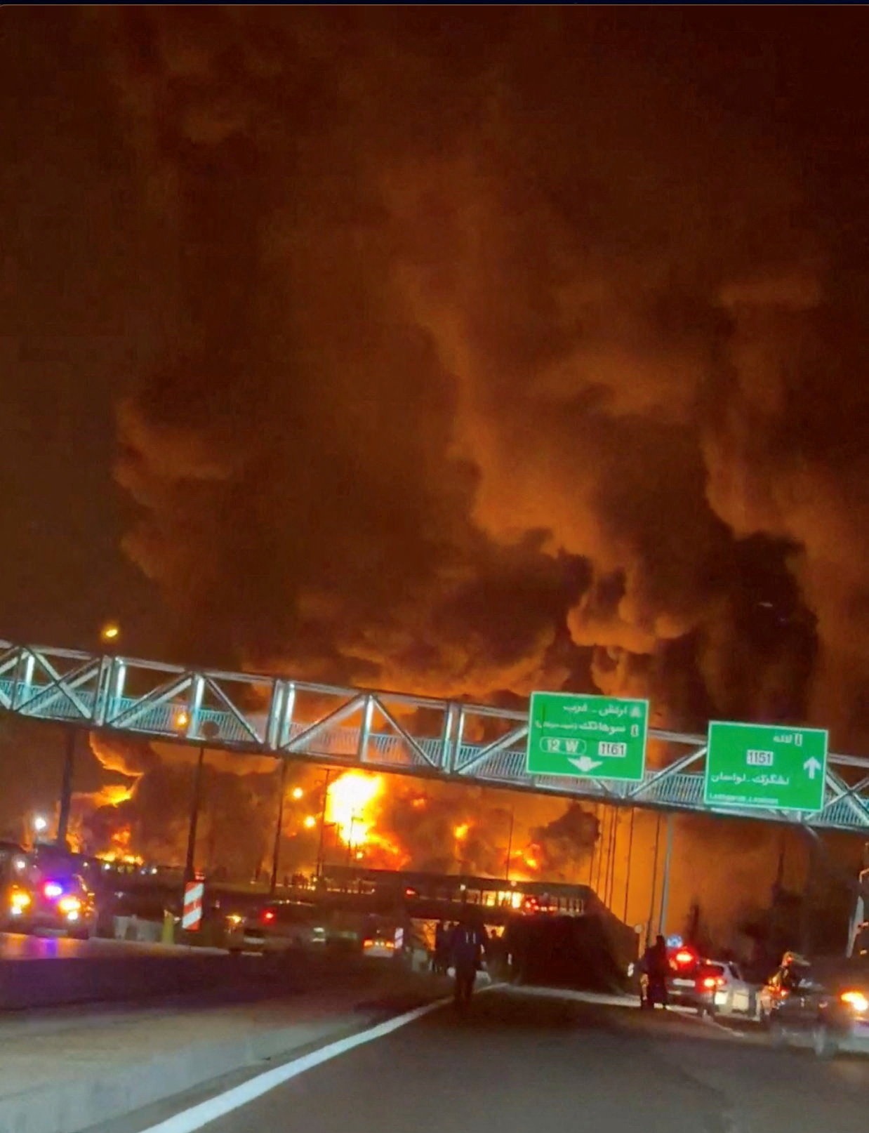 Des flammes infernales, près du dépôt d'Aqdasieh. SOCIAL MEDIA/via REUTERS