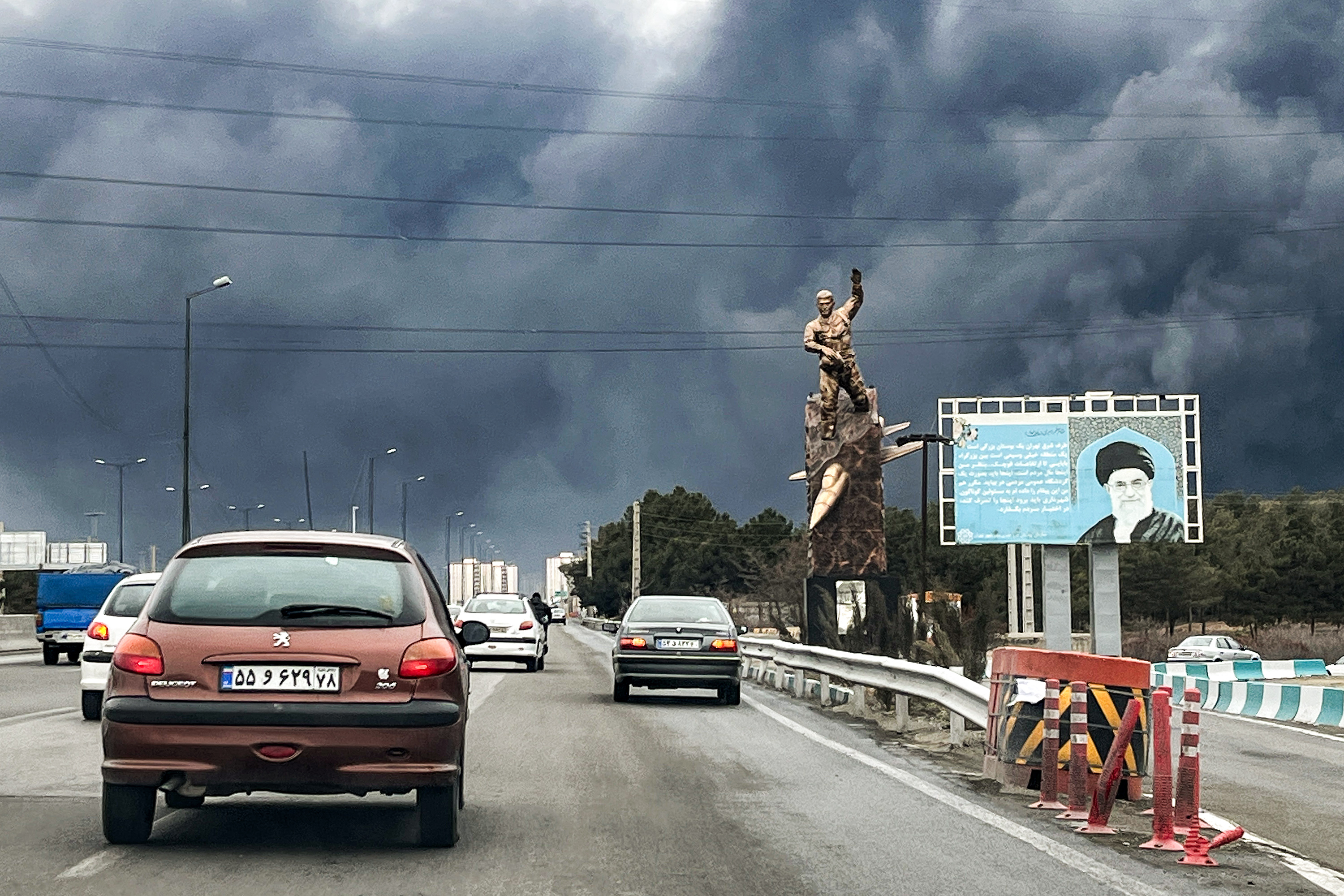 Un horizon totalement bouffé par la fumée. Photo AFP