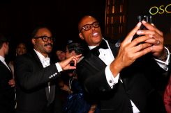 Le réalisateur américain Ryan Coogler, lauréat de l’Oscar du meilleur scénario original pour « Sinners », en mode selfie. Photo Angela Weiss/AFP