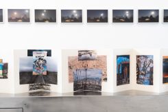 Vue d’installation : au premier plan, « Isn’t It About Time », 2026, collage sur papier au format Leporello ; à l’arrière-plan, « Double Moons », 2026, tirage jet d’encre sur papier baryté d’archive Fine Art.  Photo Youssef Itani/Studio Tajareb, avec l’aimable autorisation de Marfa’ Projects