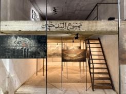 À la Blue Rose Art Gallery de Beyrouth, les œuvres d’Eugène Debbane composent une vision fragile et méditative du Liban. Photo Rayanne Tawil/L'Orient-Le Jour