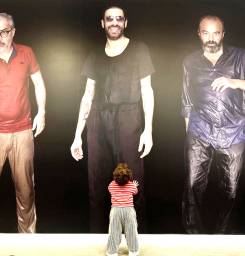 Un enfant devant une fraction de la murale de Gilbert à la galerie Tanit. Photo tirée du compte Instagram de Gilbert Hage